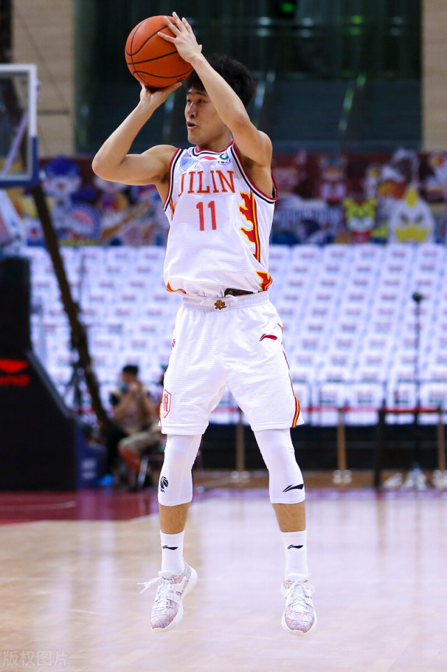 山东泰山围绕CBA常规赛绝杀压哨深圳男篮复出首秀备战NBA季后赛，Doinb在澳大利亚队比赛中高光表现看傻球迷的简单介绍